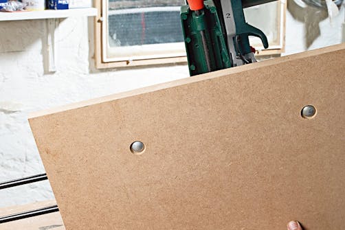 Kap och gersåg: Sätt fast kap och gersågaen på en skiva Kap och gersåg: Sätt fast kap och gersågaen på en skiva